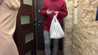 Девушке не хватило 200 рублей, чтобы расплатиться за доставку и пришлось дать курьеру