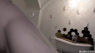 Спортсменка с рыжими волосами слюнявит стояк персонального тренера после тренировки
